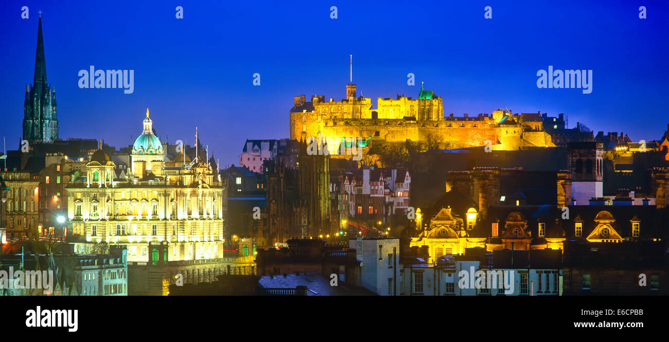 Edimburgo di notte. Il Castello, il tumulo, Bank of Scotland. Accesa Foto Stock