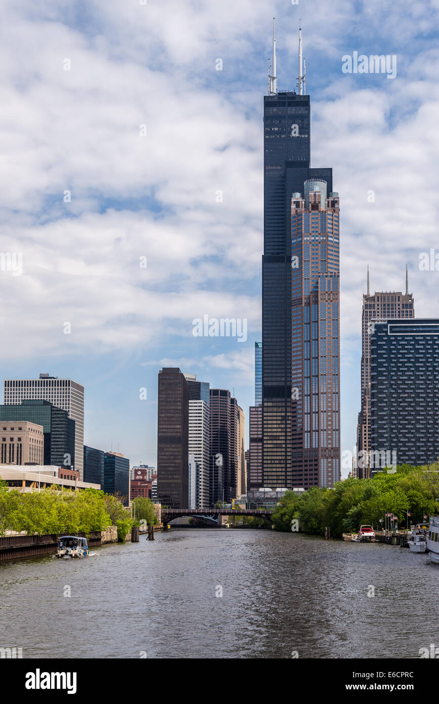 Un paesaggio urbano Chicago preso dal sud del fiume Chicago. Foto Stock