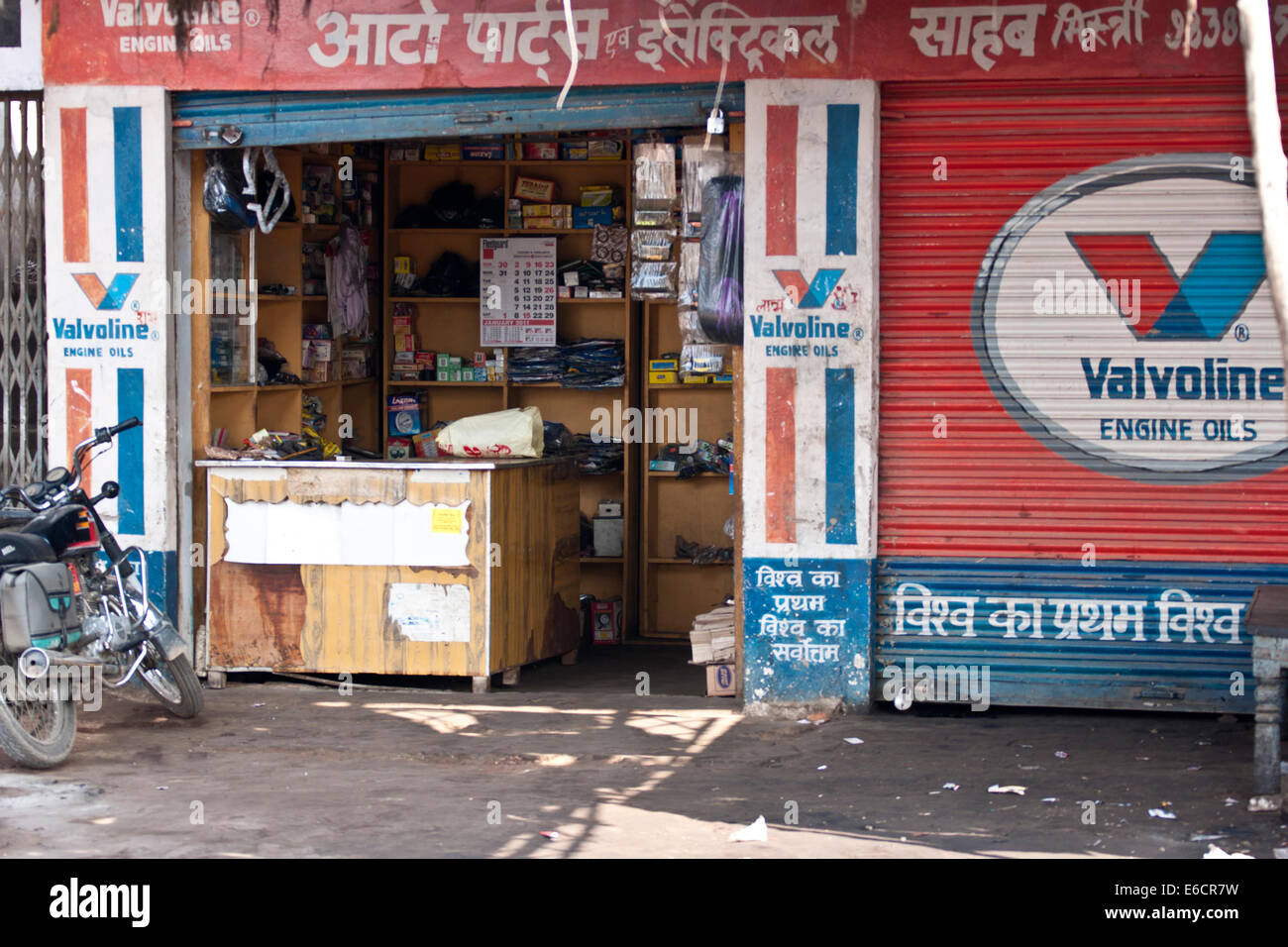 Negozio vendita di parti di automobili e motociclette lungo la strada del Madhya Pradesh. Foto Stock