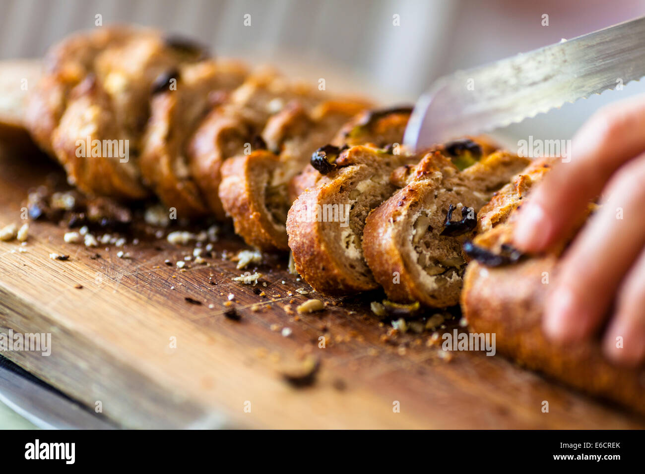 Disco per affettare pane appena sfornato, formaggi e peperoni pane. Foto Stock