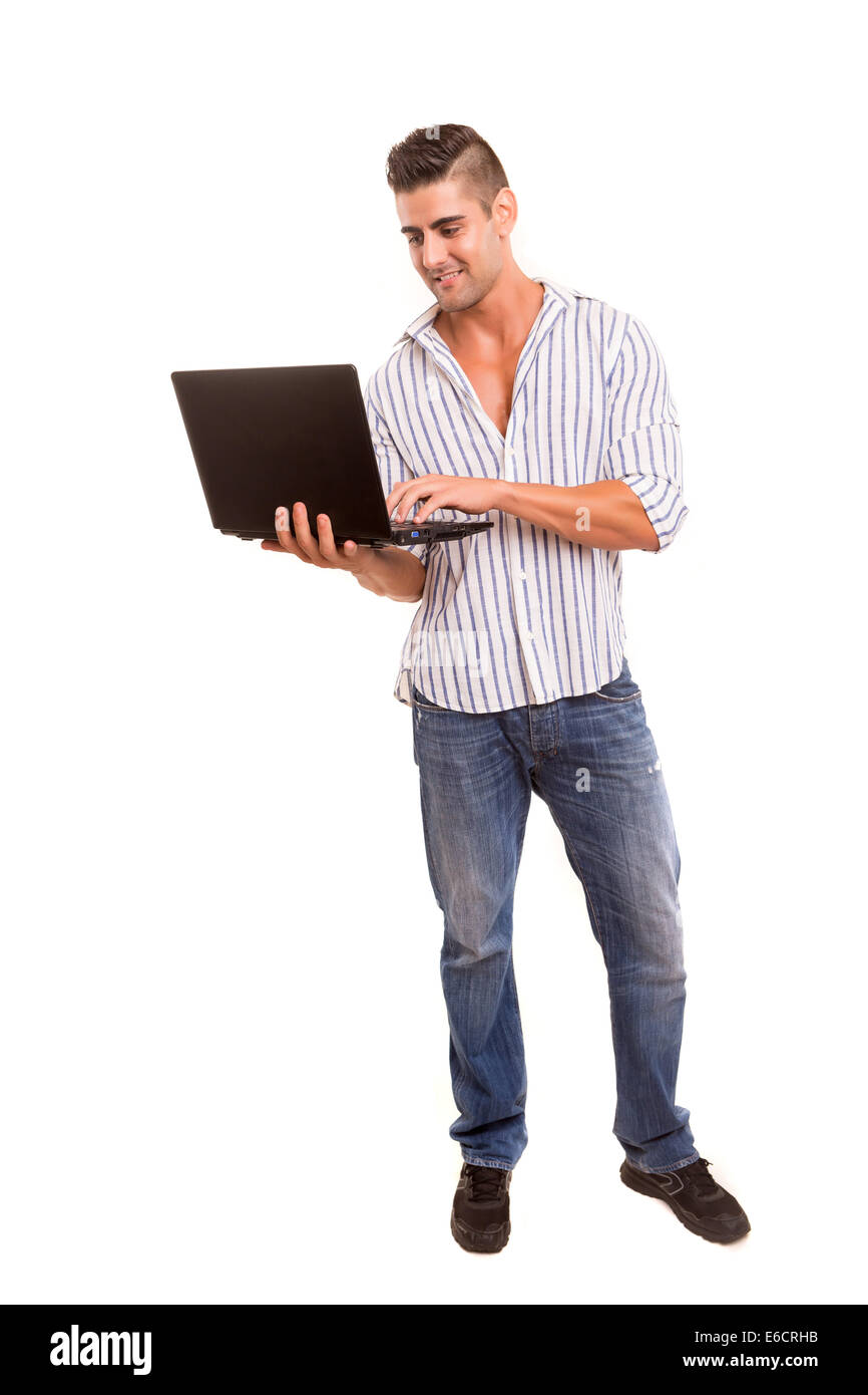 Giovane uomo bello lavorare con il computer portatile Foto Stock
