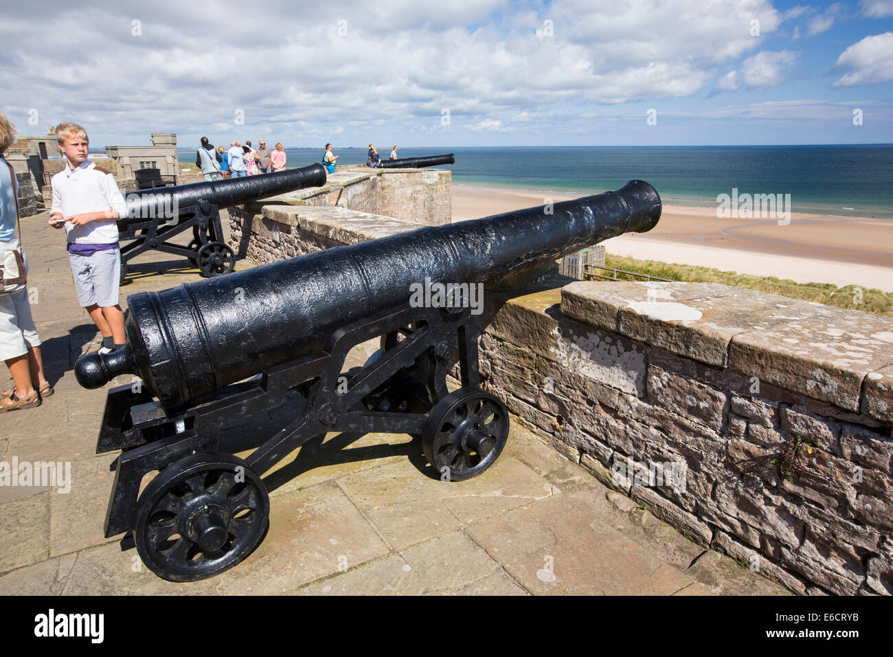 Canoni al castello di Bamburgh in Northumberland, Regno Unito. Foto Stock