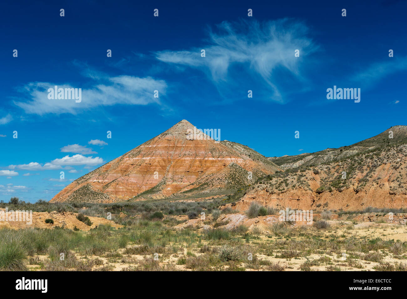 Vista del paesaggio di montagna ha raggiunto il picco e cieli blu a Arguedas, Navarra, in Spagna nel mese di aprile 2014. Foto Stock