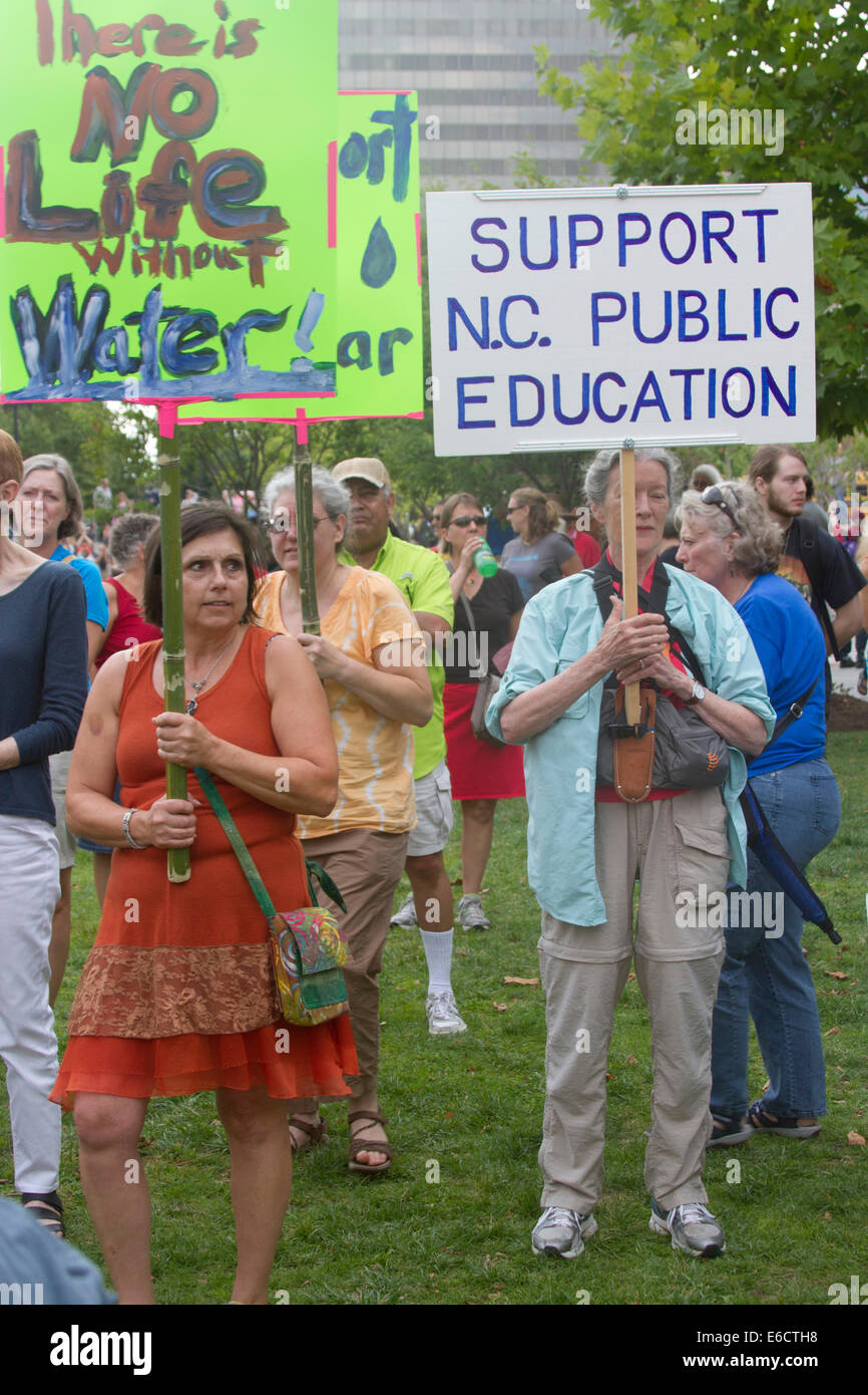 Asheville, North Carolina, Stati Uniti d'America - 4 Agosto 2014: infelice americani tenere protesta politica segni in una morale lunedì rally in NC Foto Stock