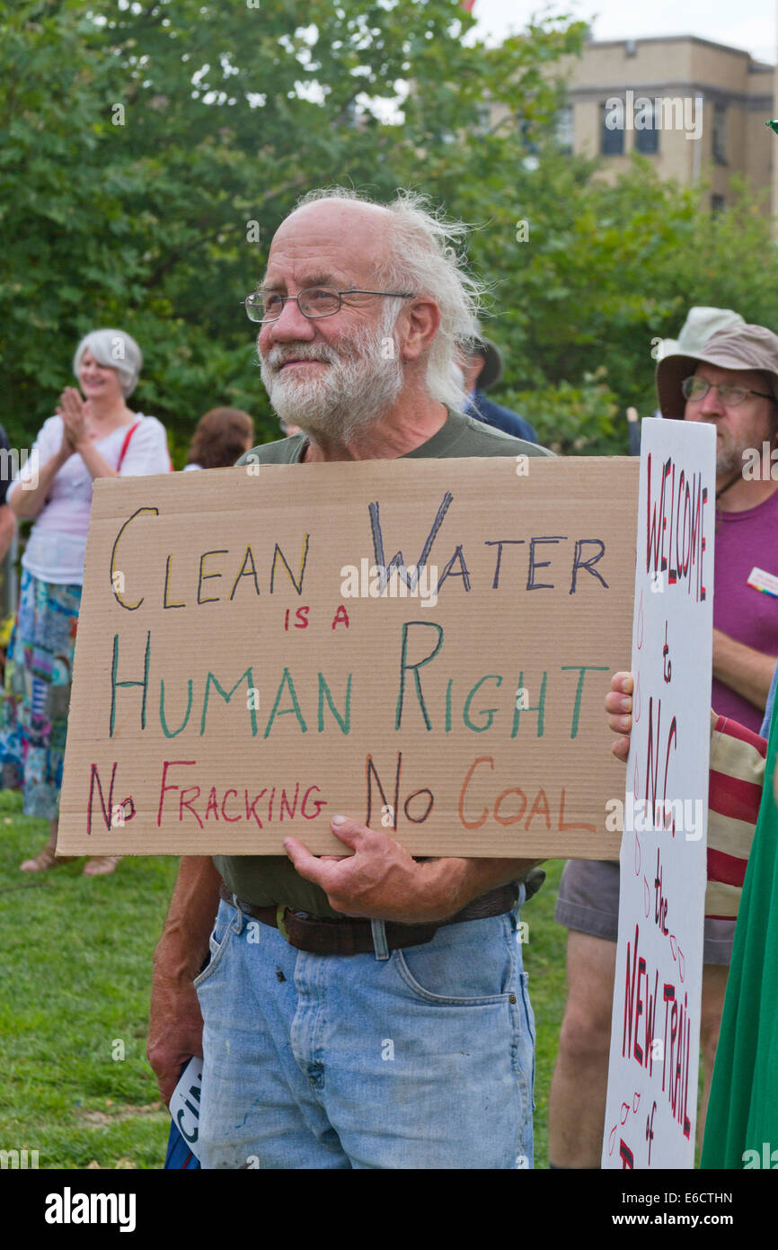 Asheville, North Carolina, Stati Uniti d'America - 4 Agosto 2014: uomo anziano detiene fracking segno di protesta a una morale lunedì nel rally di Asheville, NC Foto Stock