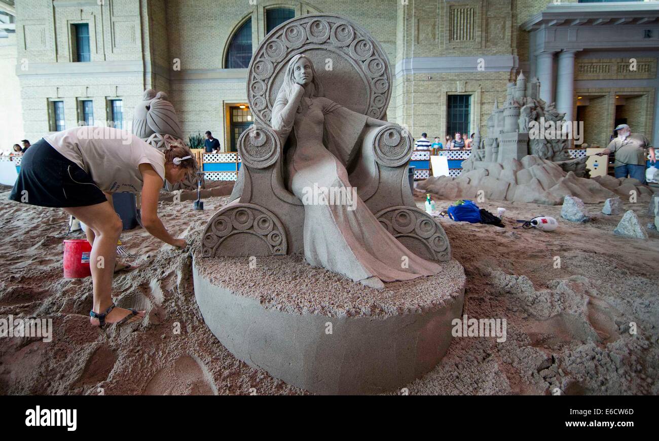 Toronto, Canada. 20 agosto 2014. Un artista lavora su di lei la scultura di sabbia durante il internazionale di scultura di sabbia sulla concorrenza del 2014 Canadian National Exhibition a Toronto, Canada, 20 Agosto, 2014. La vincente scultori di sabbia dal passato cinque anni face off a 2014 CNE per determinare chi è il "meglio del meglio". Credito: Zou Zheng/Xinhua/Alamy Live News Foto Stock