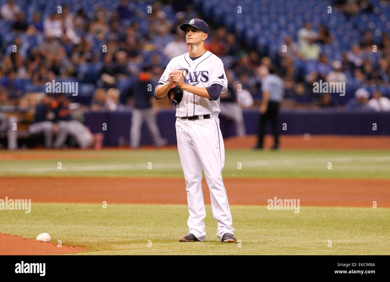 Agosto 20, 2014 - San Pietroburgo, Florida, Stati Uniti - Sarà VRAGOVIC | Orari.Tampa Bay Rays a partire lanciatore Jake Odorizzi (23) dopo aver camminato Detroit Tigers primo baseman Miguel Cabrera (24) e designati hitter Victor Martinez (41) di schiena nella sesta inning durante il Detroit Tigers a Tampa Bay Rays in campo Tropicana a San Pietroburgo, Fla. Mercoledì 20 Agosto, 2014. (Credito Immagine: © sarà Vragovic/Tampa Bay volte/ZUMA filo) Foto Stock