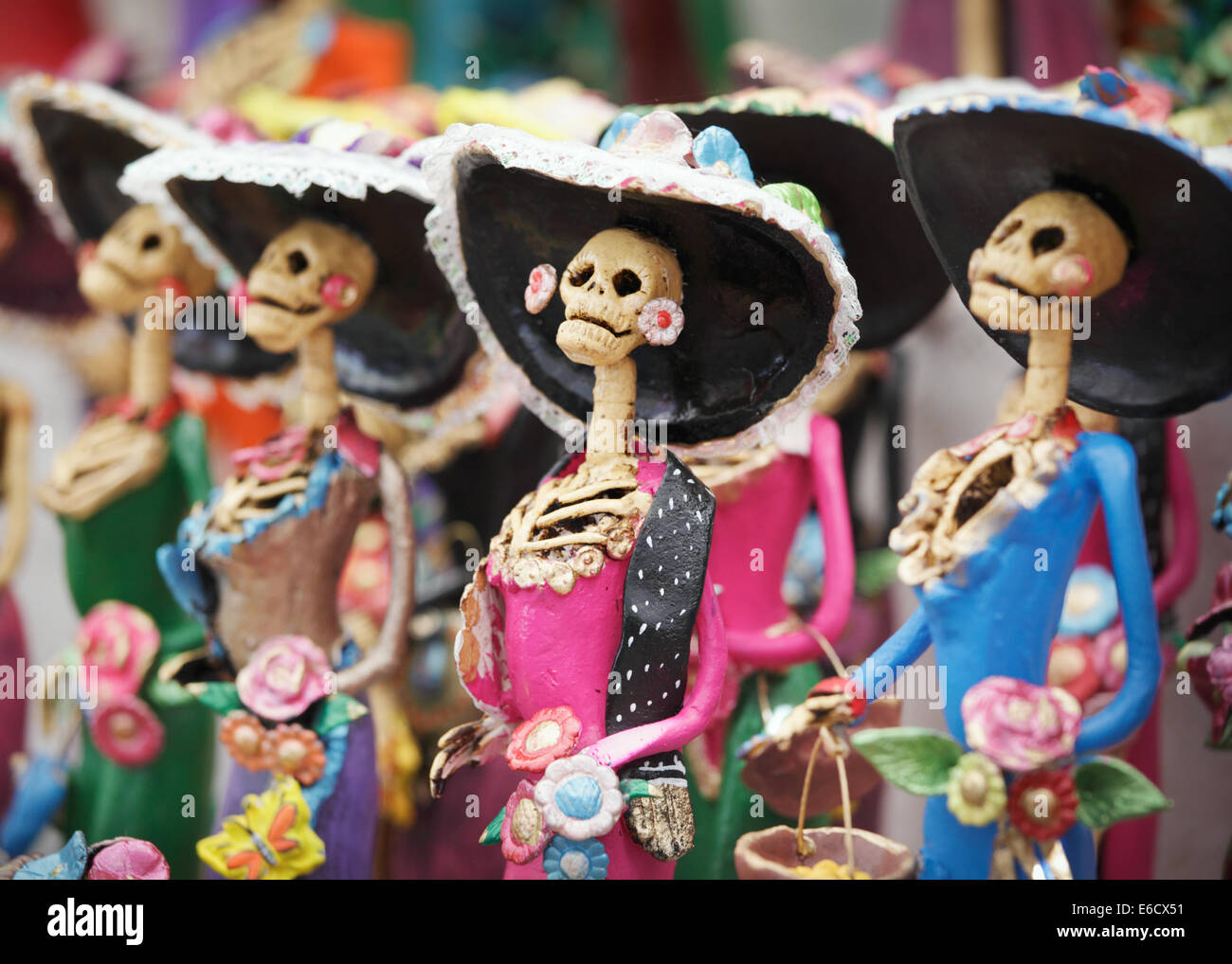 Un catrina vestito in rosa durante il giorno dei morti le feste in un mercato in Patzcuaro Michoacan,, Messico Foto Stock