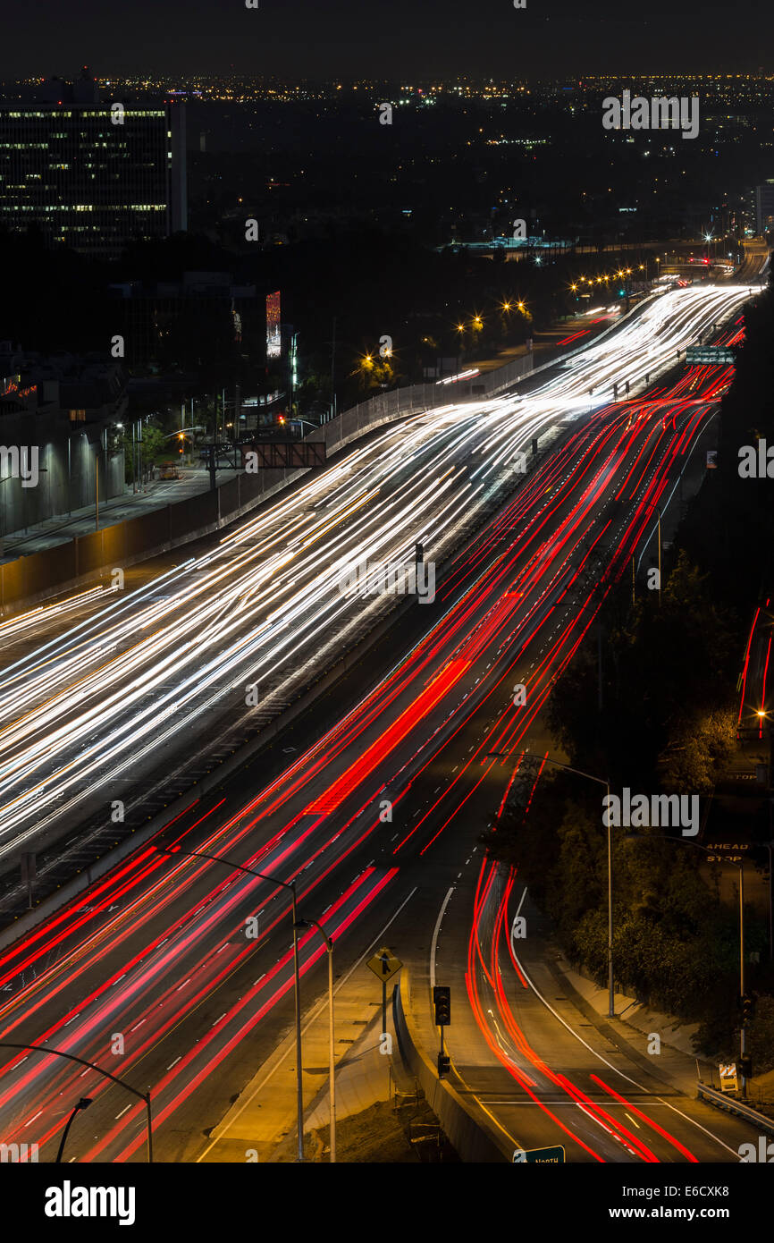 Notte veloce del traffico su San Diego Freeway 405 in direzione nella zona ovest di Los Angeles, California. Foto Stock