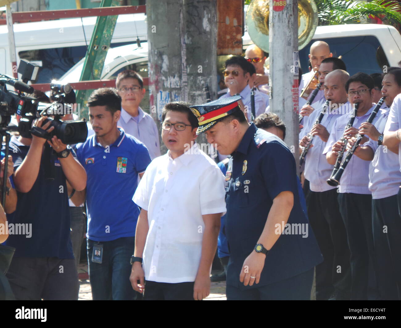 Quezon City, Filippine. 21 Agosto, 2014. Sindaco Herbert Bautista 9medio) assiste Ninoy Aquino giorno in Quezon City. Venti prima di Augusts è una vacanza nelle Filippine come l intero paese commemora l assassinio del senatore Benigno Aquino Suor (padre del Presidente Benigno 'Noynoy' Aquino Jr.) 31 anni fa nell'asfalto dell'Aeroporto Internazionale di Manila. Alla credenza popolare, la sua morte spianato la strada alla fine della dittatura nelle Filippine. Credito: Sherbien Dacalanio / Alamy Live News Foto Stock