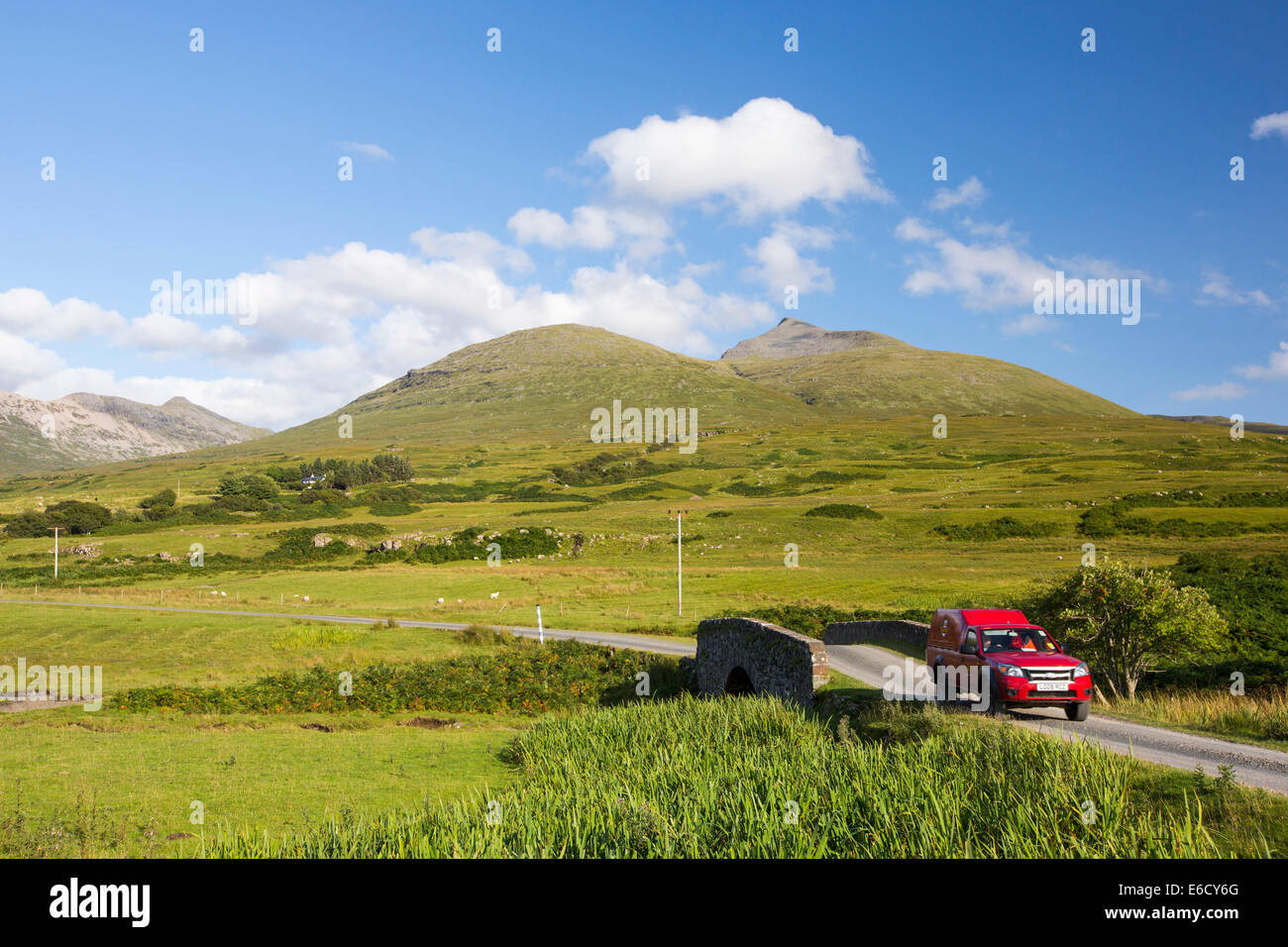 Un ufficio postale in auto sulla strada sottostante ben di più, un Munro sull'Isle of Mull, Scotland, Regno Unito. Foto Stock