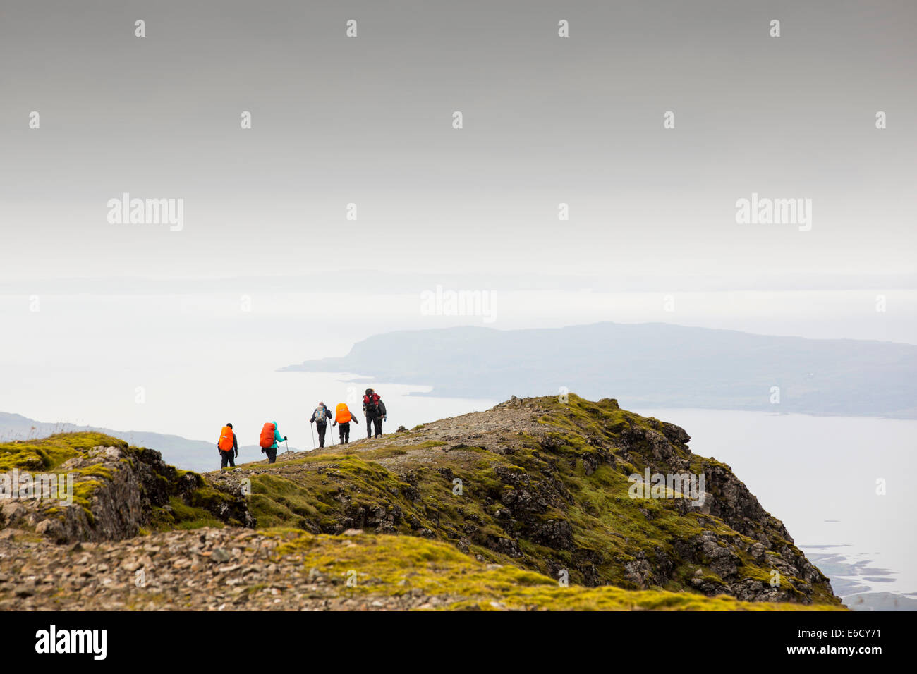 Un gruppo a piedi sul vertice del Munro sul Ben più, Isle of Mull, Scozia, guardando in giù a loch na Keal. Foto Stock