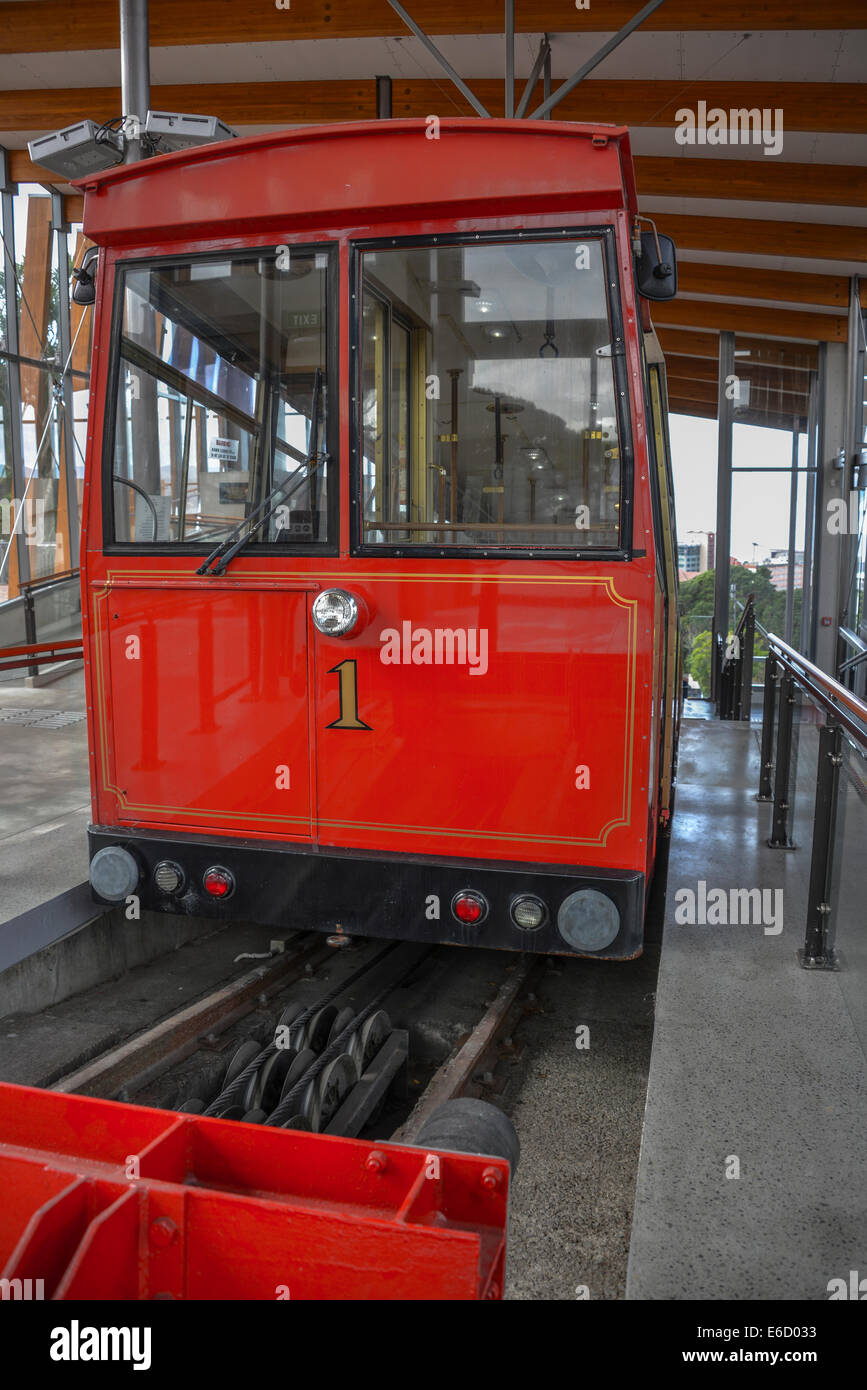 Wellington cable car wellington nuova zelanda tram sulle vie e il buffer del carrello con il segno di Wellington e vista sulla baia Foto Stock