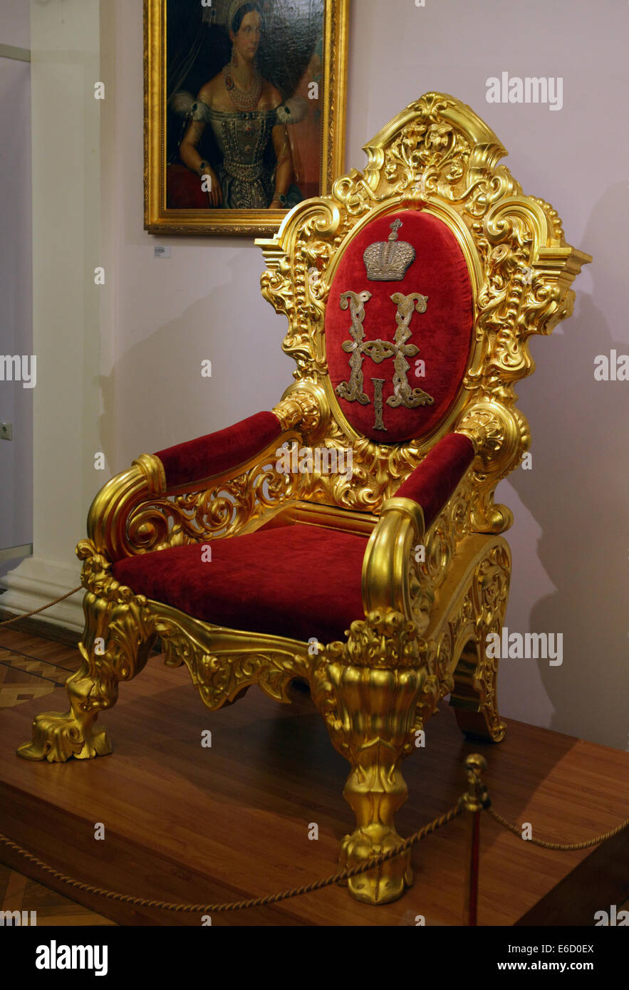 Rosso trono di imperatore Nicola 1 a Peterhof/Petrodvoret Palace, San Pietroburgo, Russia Foto Stock