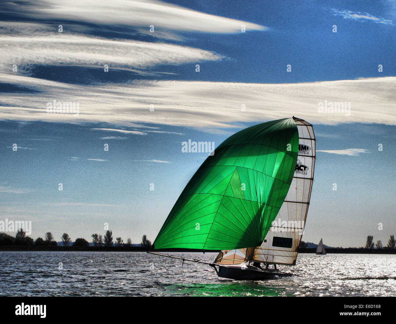 Gommoni Barche a Vela Barca a vela su un lago sotto un cielo blu Foto Stock