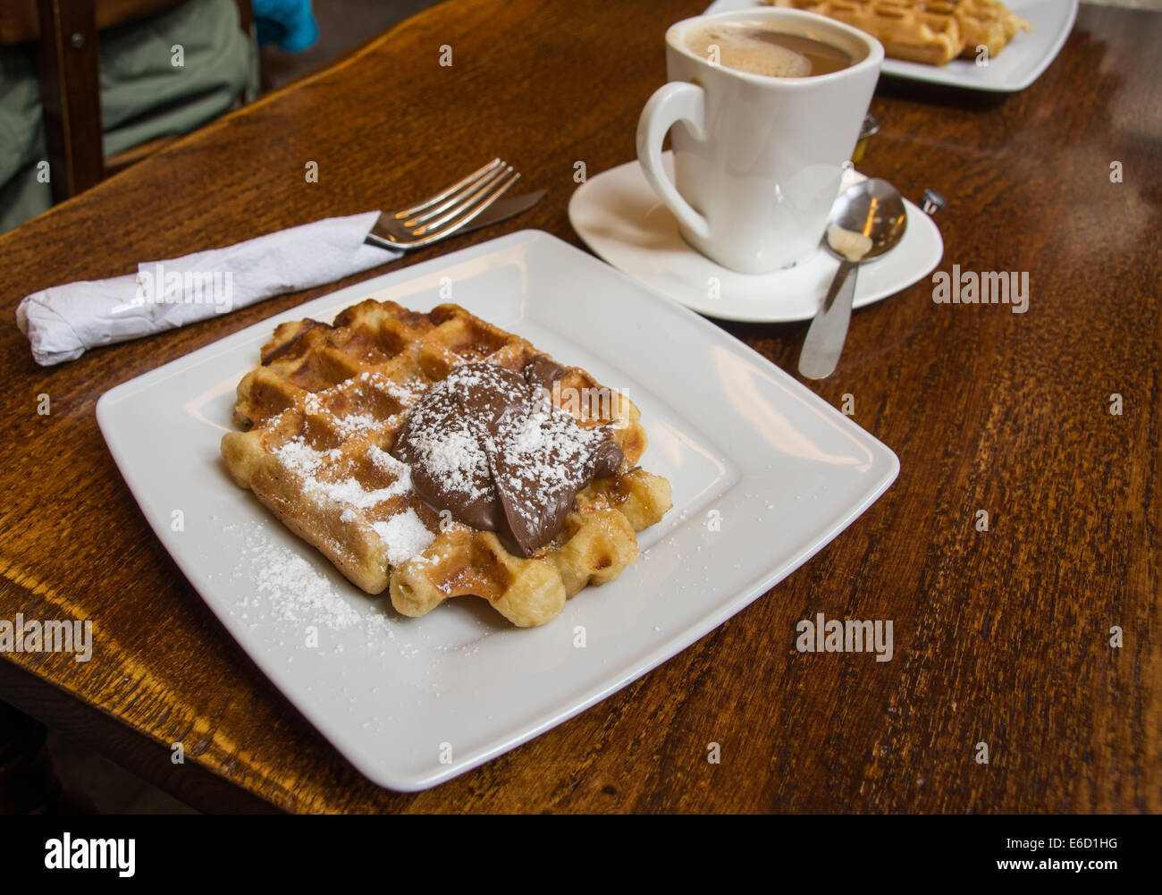 Deliziosi waffle dolci e caffè in un negozio di cialda a Bruges, Belgio. Un modo perfetto per iniziare la giornata! Foto Stock