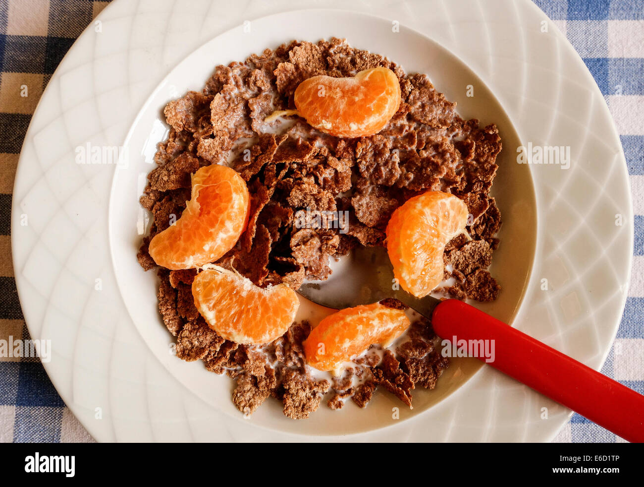 Una sana colazione a base di cereali integrali di crusca di frumento in scaglie a base di cereali con Mandarin Orange Foto Stock