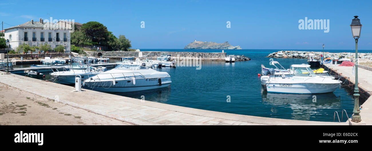Il porto Turistico di Macinaggio con la barriera isola La Giraglia, Corsica, Francia Foto Stock