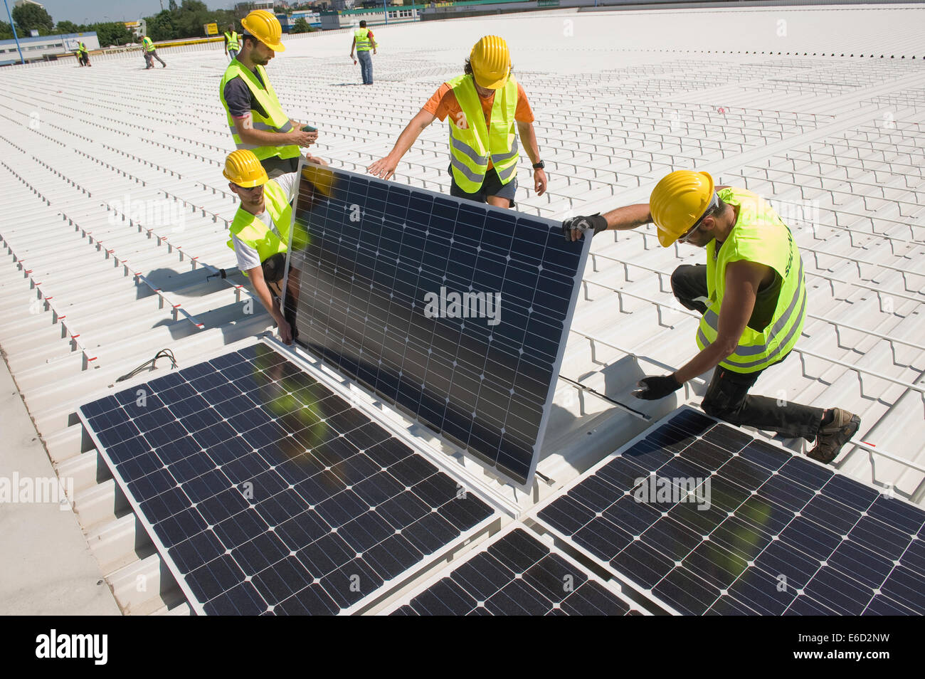 Installazione di un sistema solare su un edificio commerciale di Berlino, Germania Foto Stock