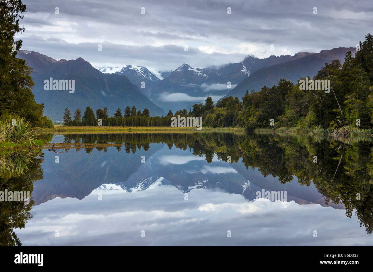 Mt Tasman e Mt Cook, riflesso nel lago Matheson, parco nazionale di Mount Cook, Westland National Park, Alpi del Sud Foto Stock