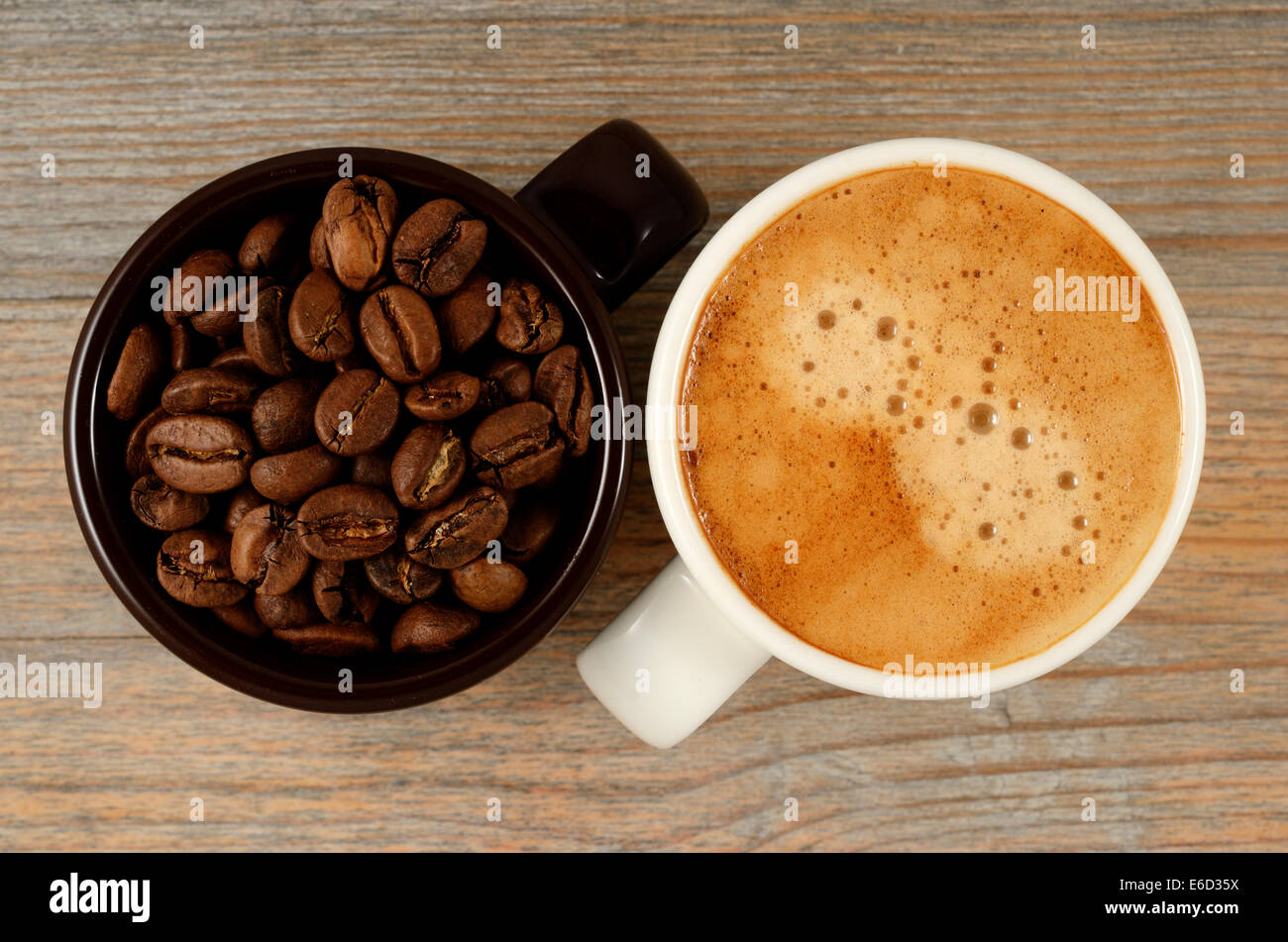 Due tazze di caffè e fagioli su legno Foto Stock