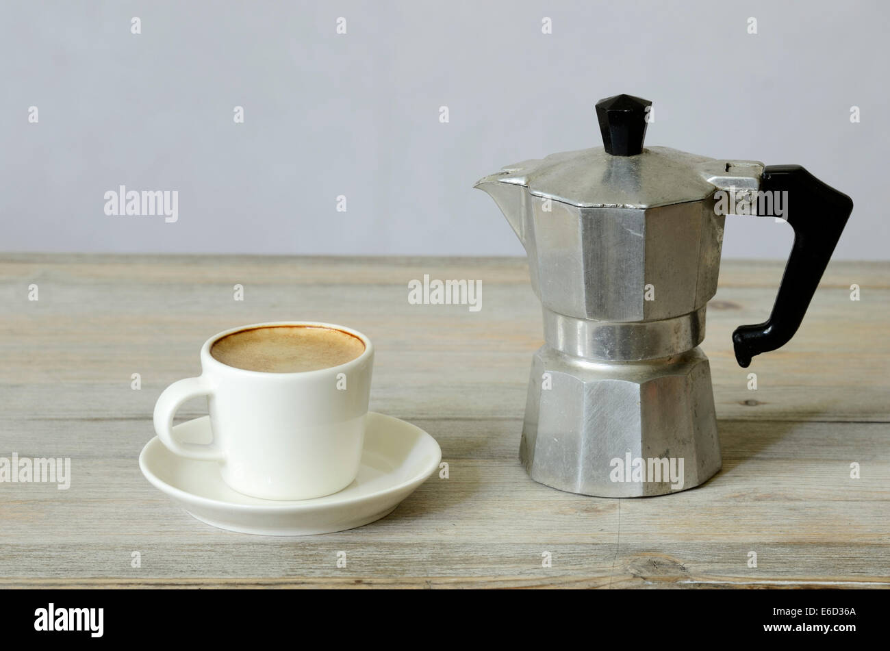 Tazza di caffè e caffettiera a filtro su legno Foto Stock