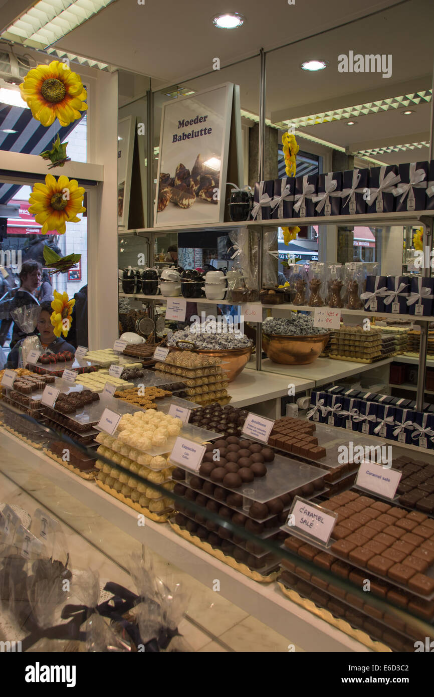 Un tipico cioccolato Belga shop visualizzati una vasta varietà di deliziosi dolci ricerca considera. Bruges, Belgio. Foto Stock