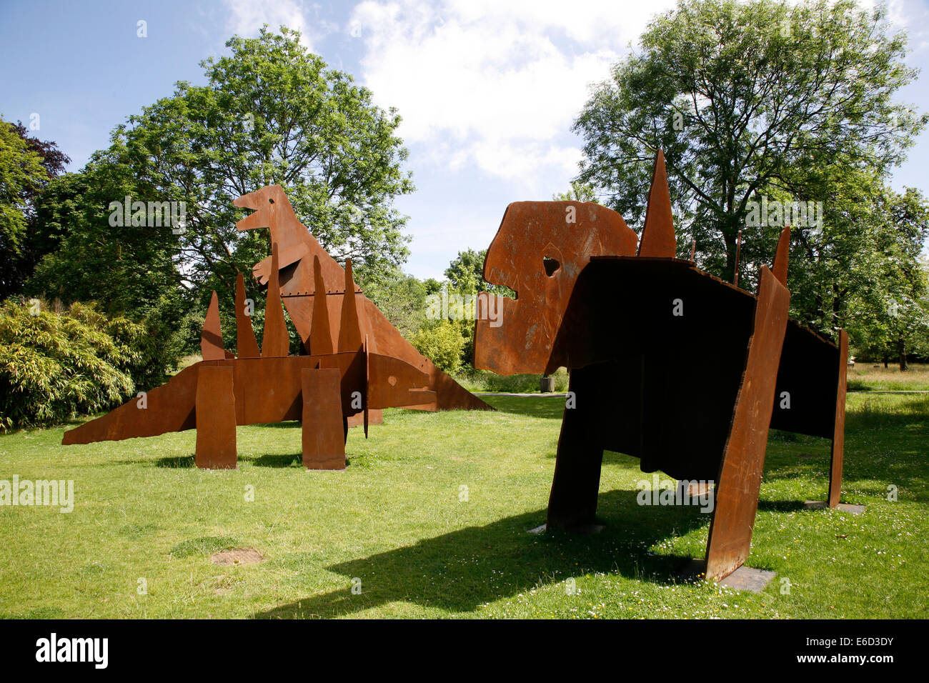 Il buono, il brutto e il cattivo scultura di Jake e Dinos Chapman in Golders Hill Park, London, Regno Unito Foto Stock