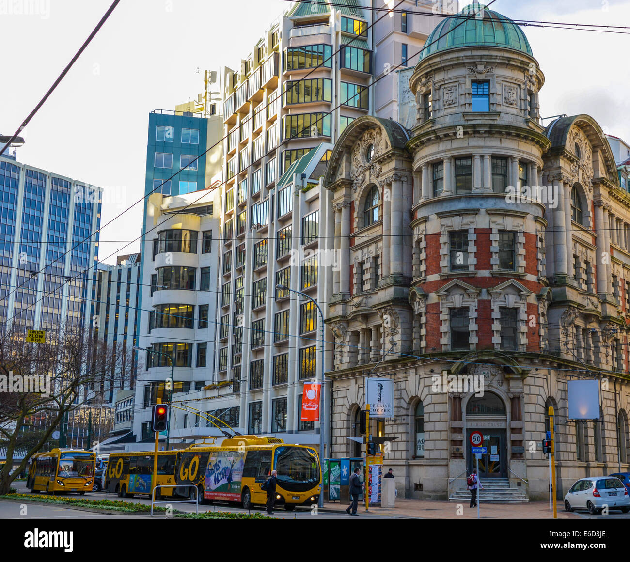 Lambton Quay wellington city nuova zelanda con bus elettrici dal centro città Foto Stock