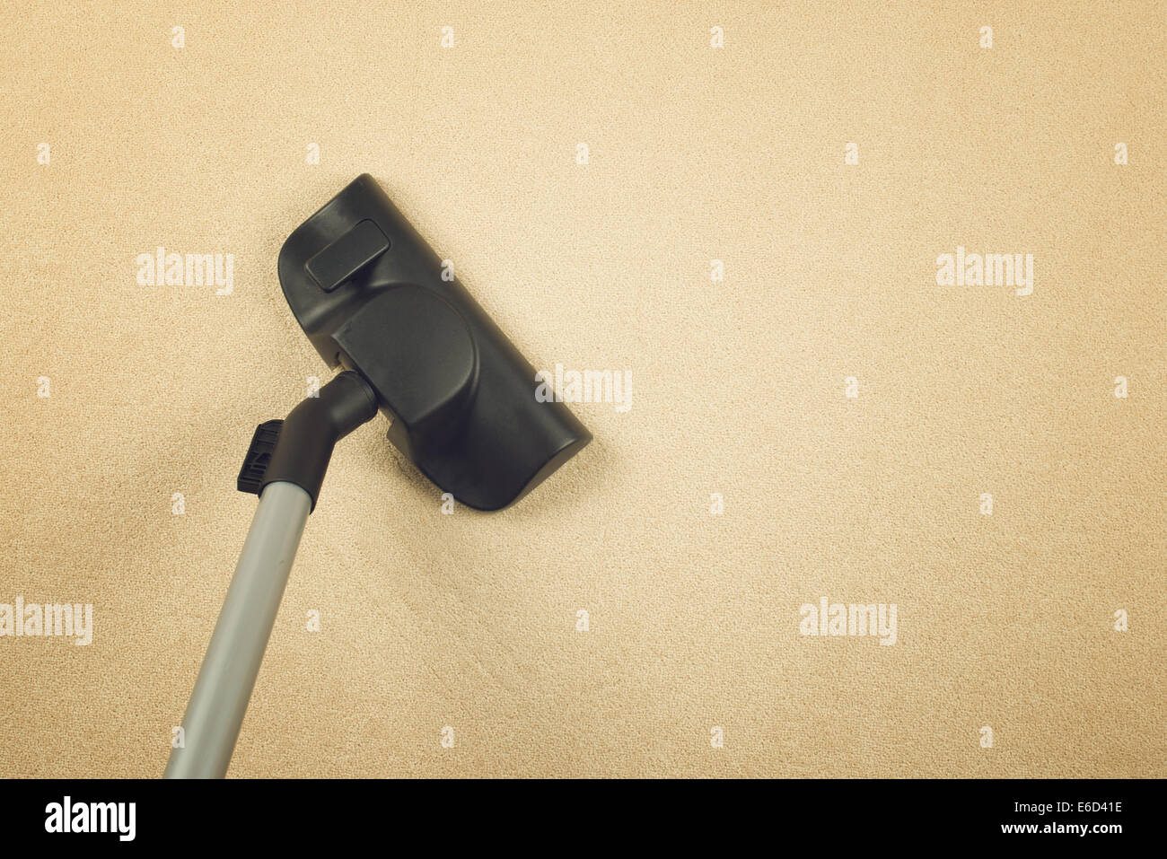 Aspirapolvere marca di spazzamento moquette nuova. I lavori domestici e igiene domestica. Foto Stock