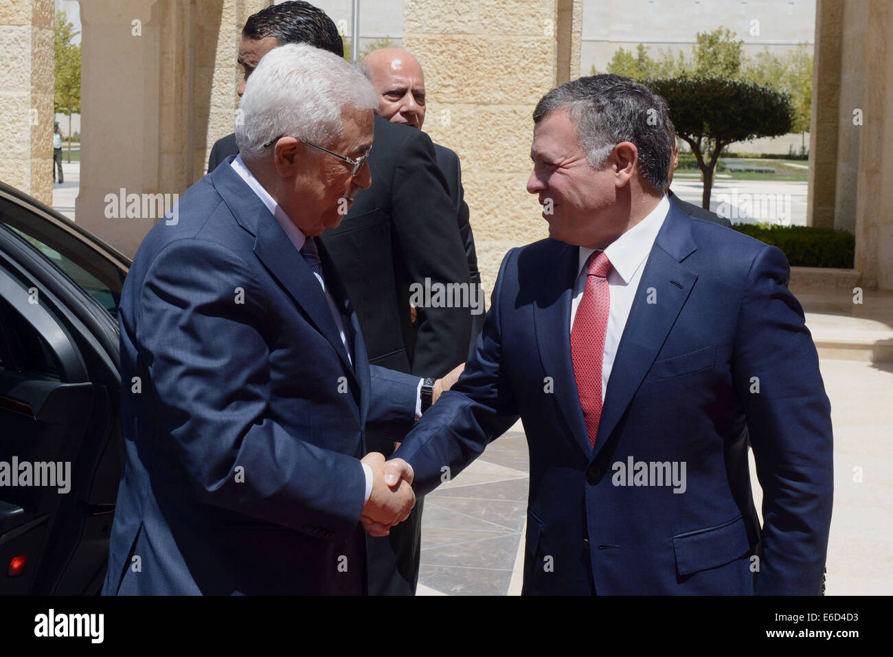 Ad Amman Amman, Giordania. 20 agosto 2014. Il presidente palestinese Mahmud Abbas si incontra con il re Abdullah II di Giordania presso il Palazzo Reale di Amman il 20 agosto 2014. Abbas si recherà a Doha per colloqui con l'emiro del Qatar e Hamas esiliato leader Khaled Meshaal sugli ultimi sviluppi dei negoziati al Cairo e ''aiuto e la ricostruzione'' nella Striscia di Gaza, ambasciatore palestinese in Qatar detto credito: Thaer Ganaim APA/images/ZUMA filo/Alamy Live News Foto Stock