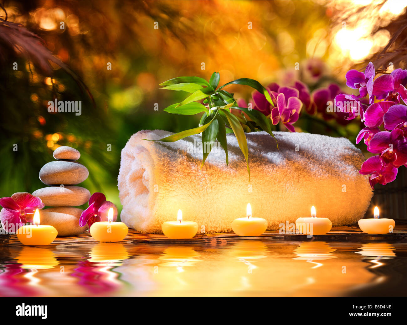 Massaggio spa in giardino - candele e acqua Foto Stock