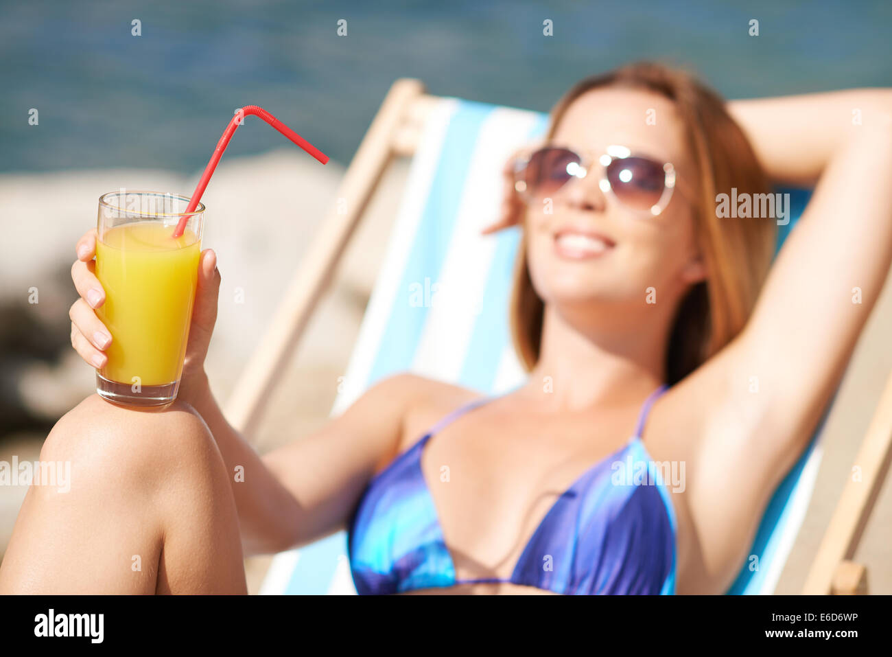 Bicchiere di succo di frutta nelle mani di una donna Foto Stock
