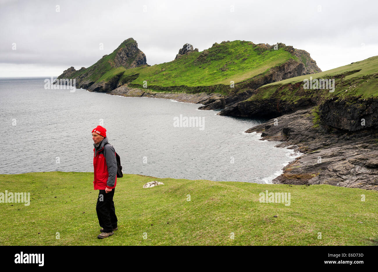 Un visitatore ammirando la vista di Dun isola dal main St. Kilda isola di Hirta Foto Stock