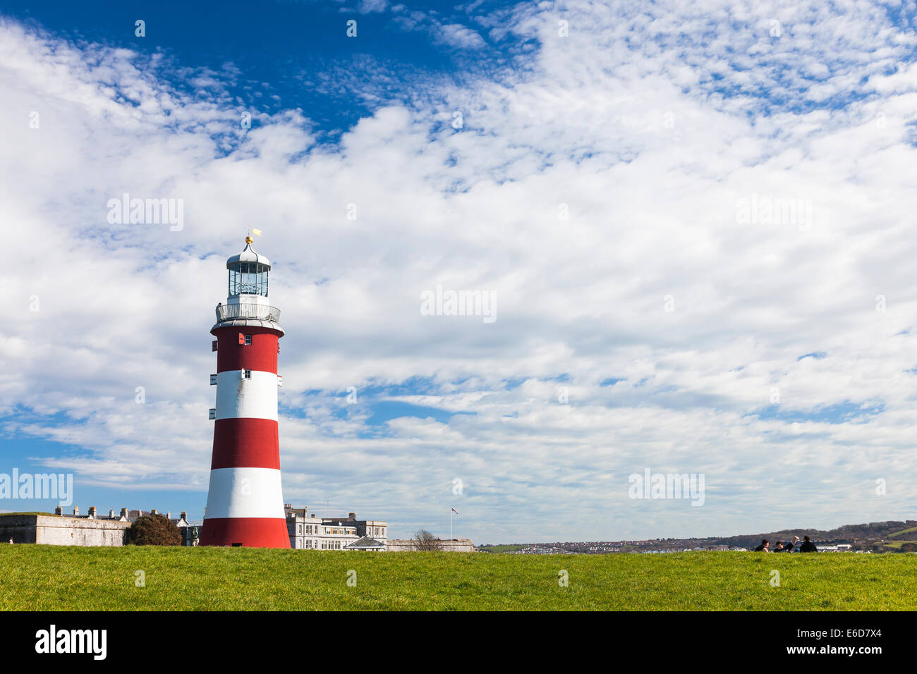 Il vecchio faro di Eddystone, Smeaton la torre fu ricostruita in Plymouth Hoe di celebrarla design rivoluzionario. Foto Stock