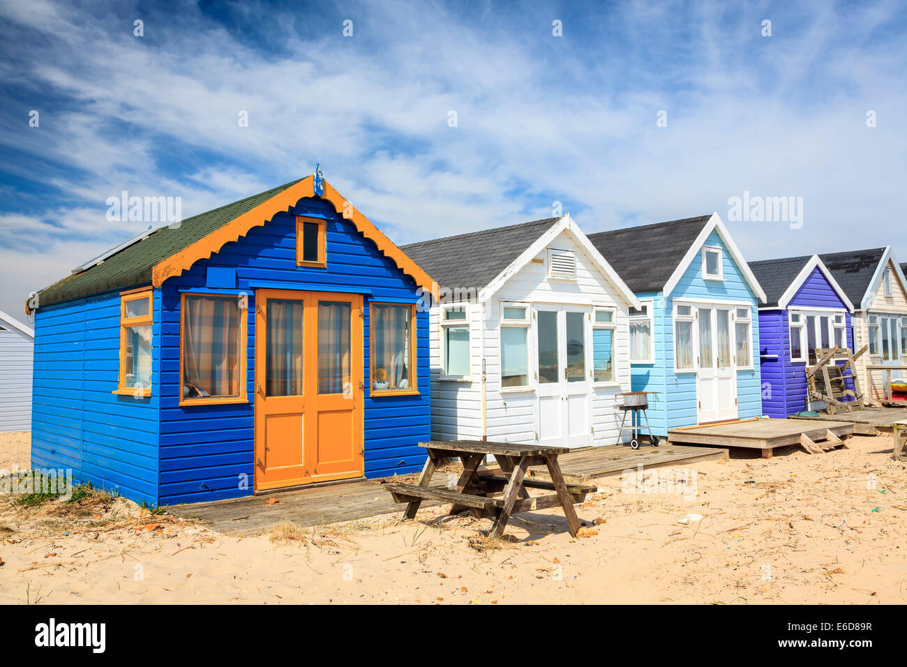 Spiaggia capanne su Spit Mudeford Inghilterra Dorset Regno Unito Europa Foto Stock