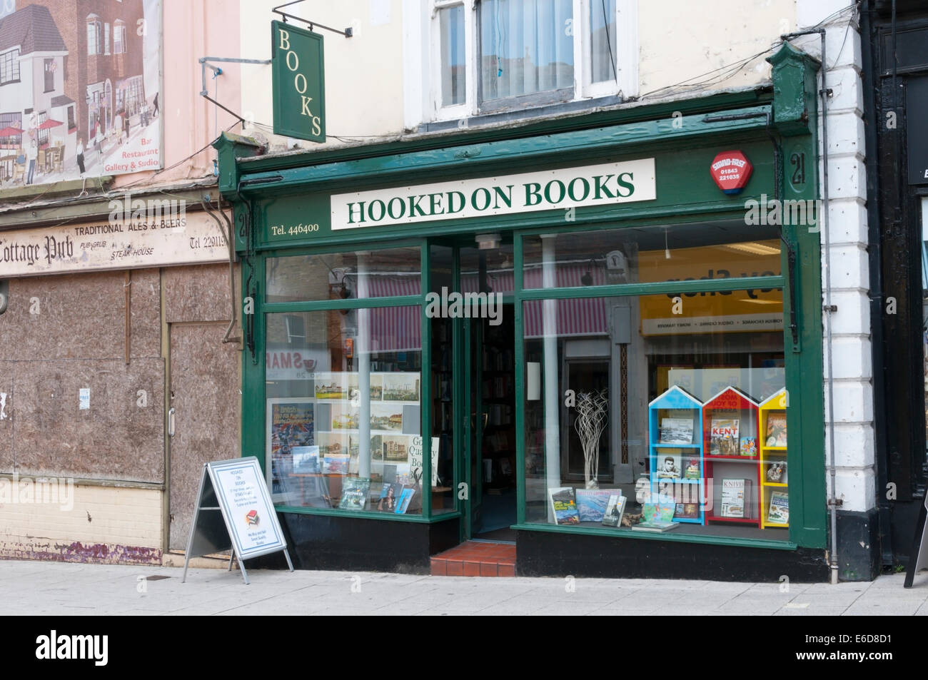 Agganciata su libri bookshop in Margate High Street, Kent. Foto Stock