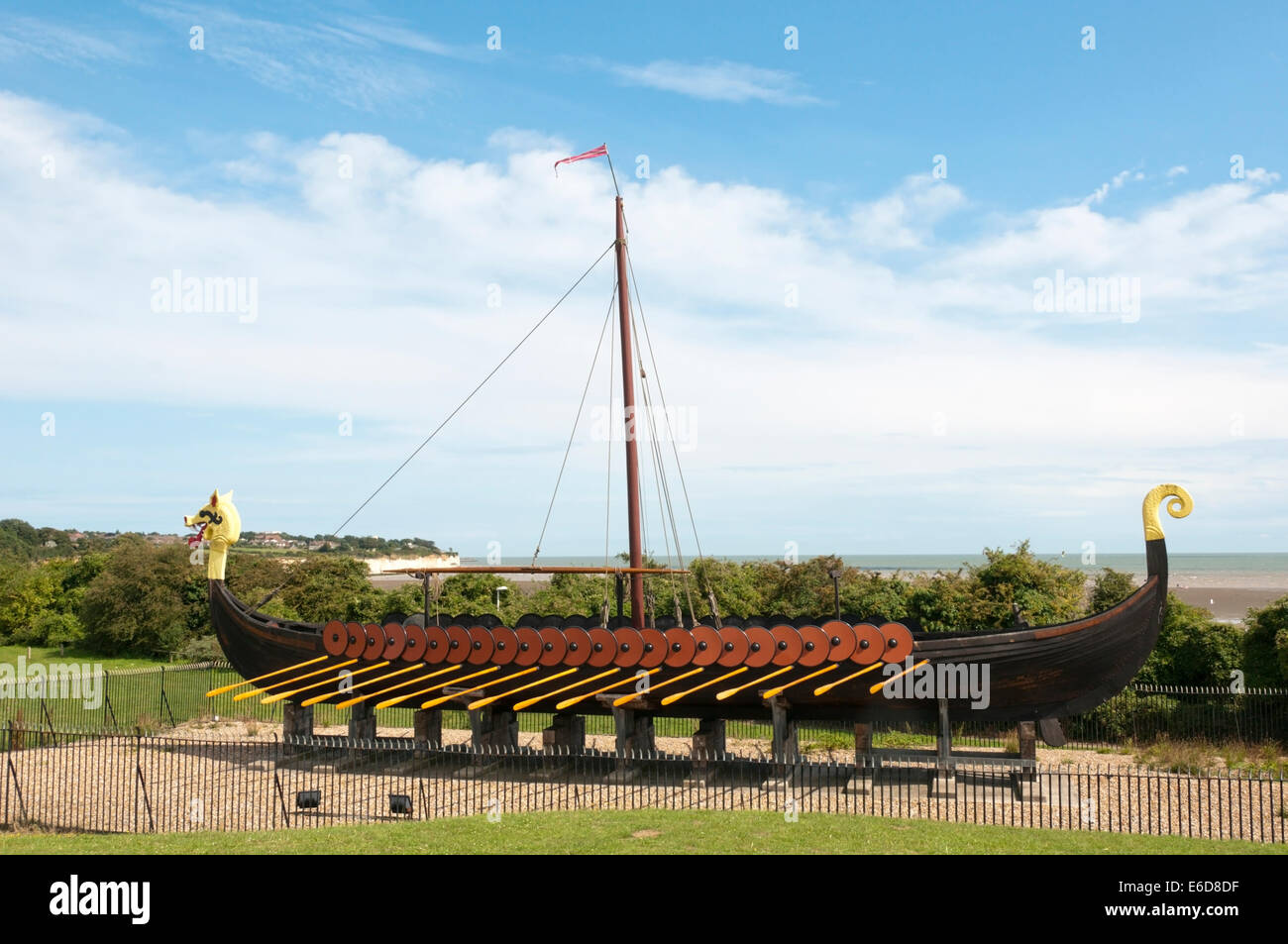 La replica della nave vichinga a Hugin Pegwell Bay, Kent. Foto Stock
