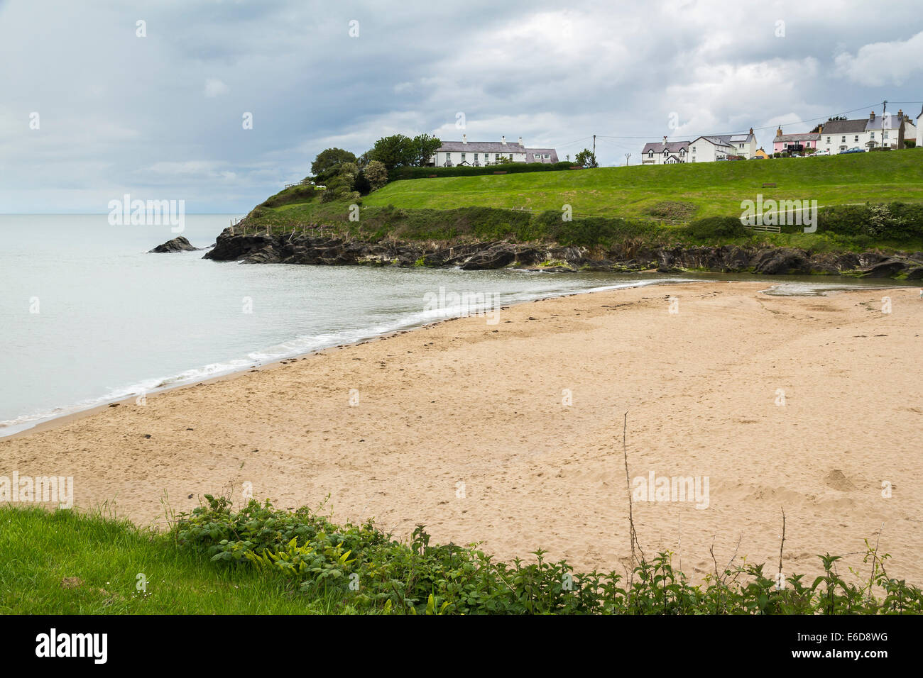 Affacciato sulla spiaggia di Aberporth Ceredigion Wales UK Europa Foto Stock