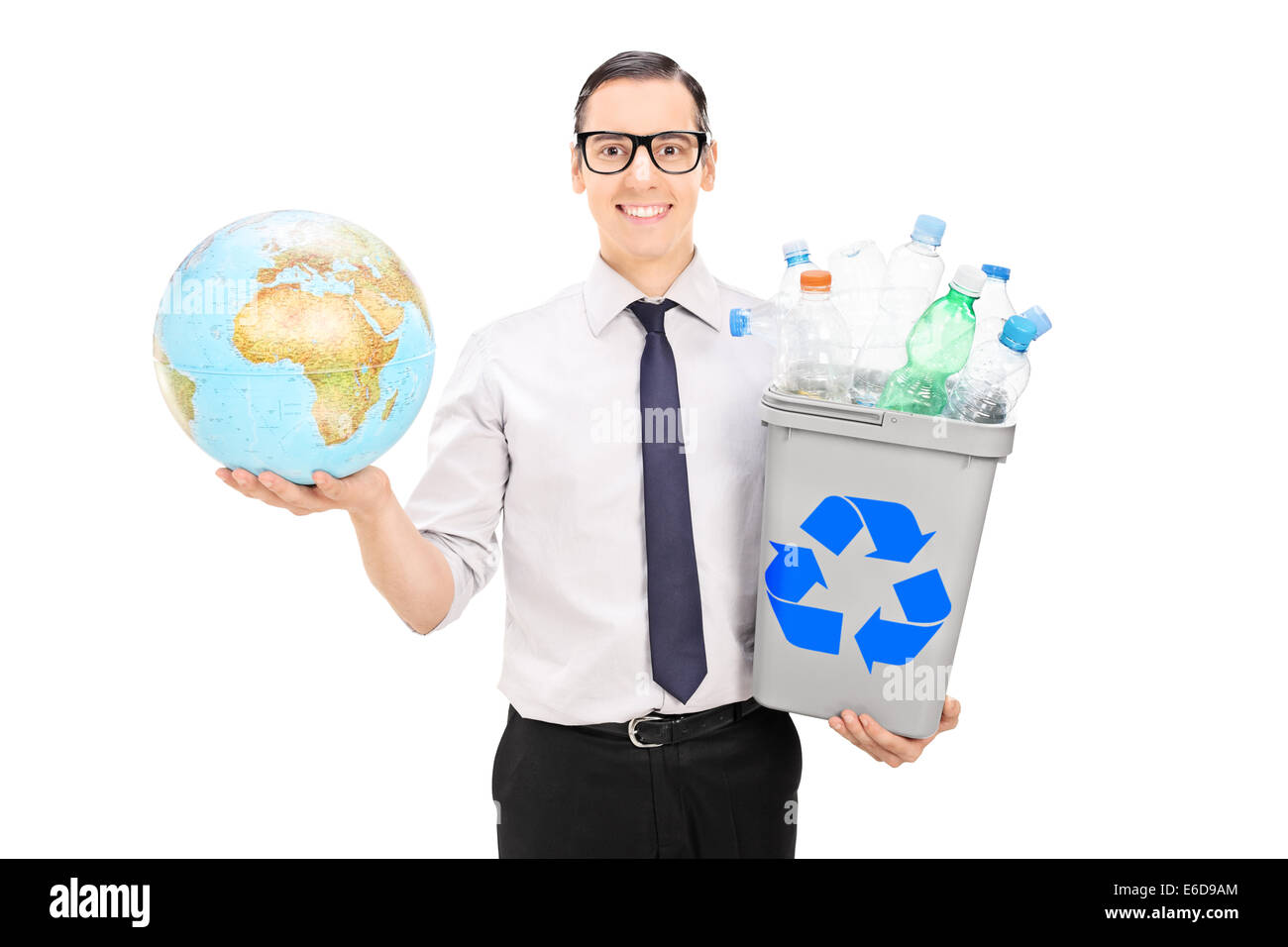 Eco Friendly guy holding cestino e un globo Foto Stock