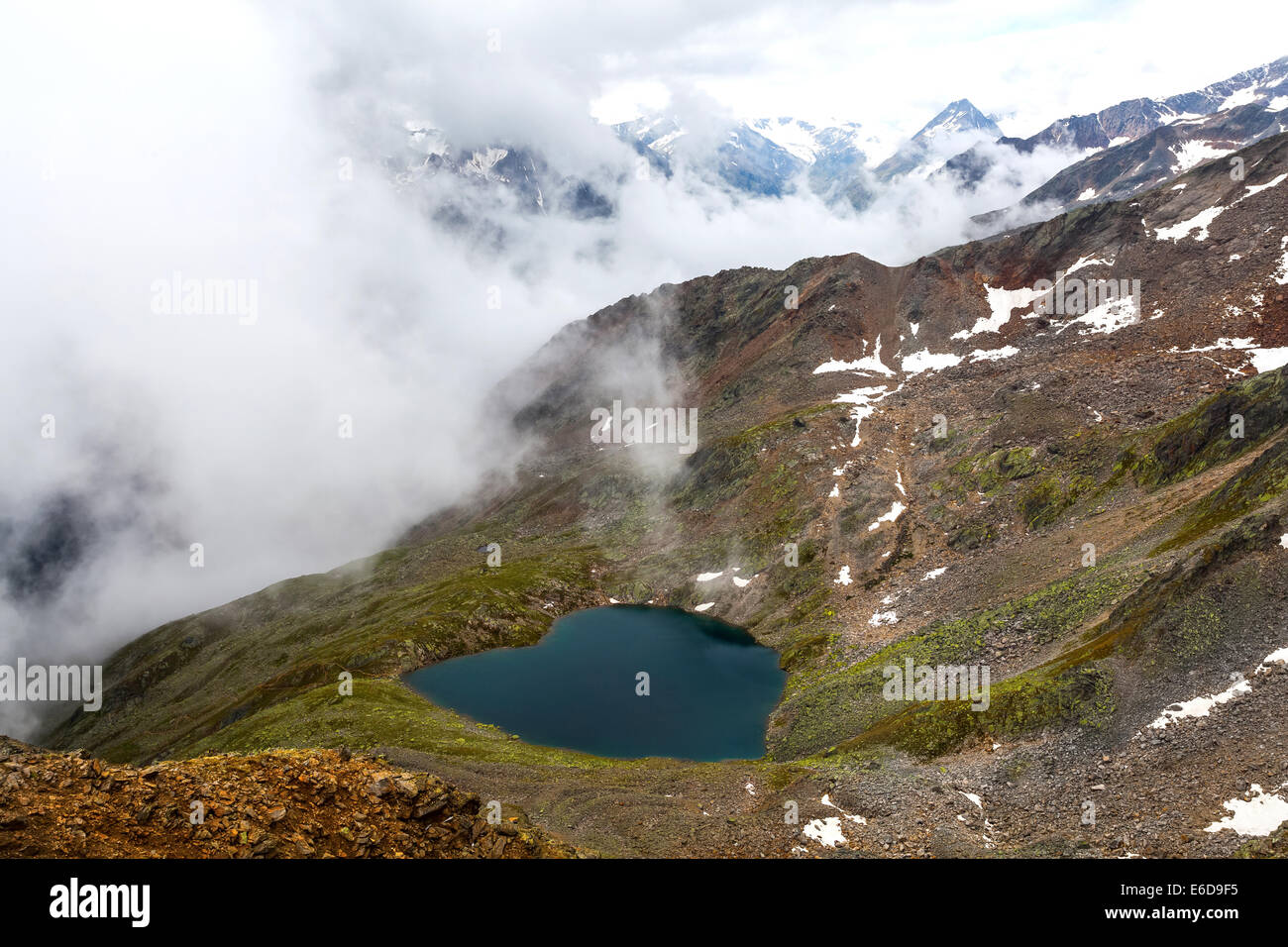 Lago glaciale a forma di cuore sulla cima delle Alpi austriache mountain Foto Stock