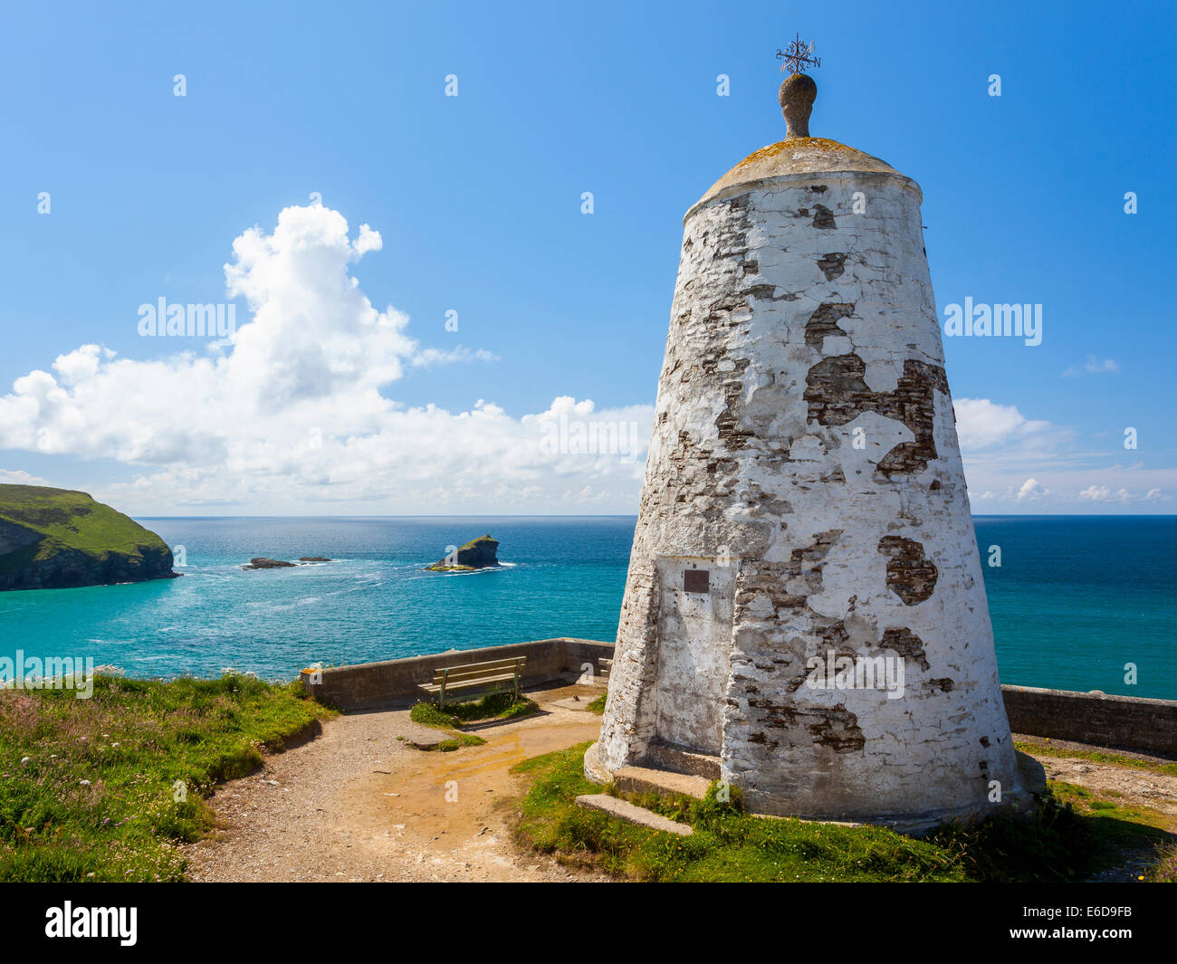 La segnalazione pepperpot sulla collina del faro Portreath Cornwall. Una volta utilizzato come un rifugio dal quale un Huer si macchia sholes di Pilch Foto Stock