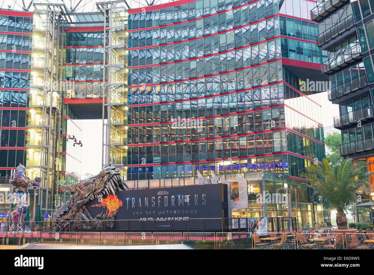 Germania Berlino, piazza del centro di Sony con la pubblicità Cinematografica Foto Stock