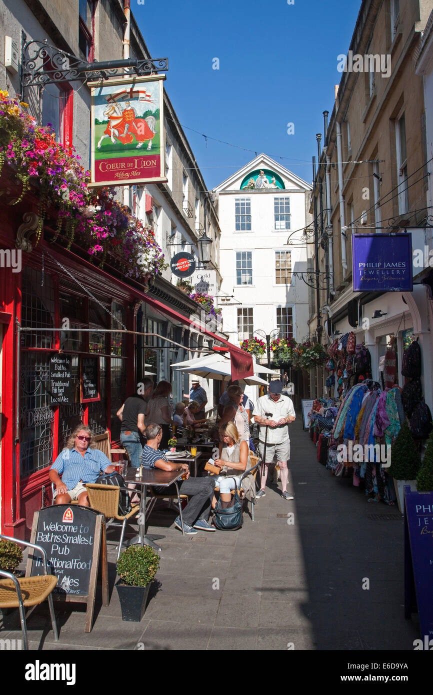 Per coloro che godono di un sole estivo e bevande fuori il Coeur de Lion pub, passaggio di Northumberland, bagno, Somerset, Inghilterra Foto Stock
