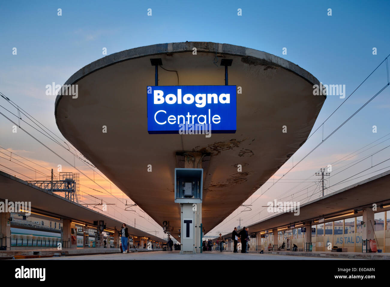 La stazione centrale di Bologna con Bologna Centrale segno. Stazione ferroviaria stazione ferroviaria piattaforma per treni regolari. Foto Stock