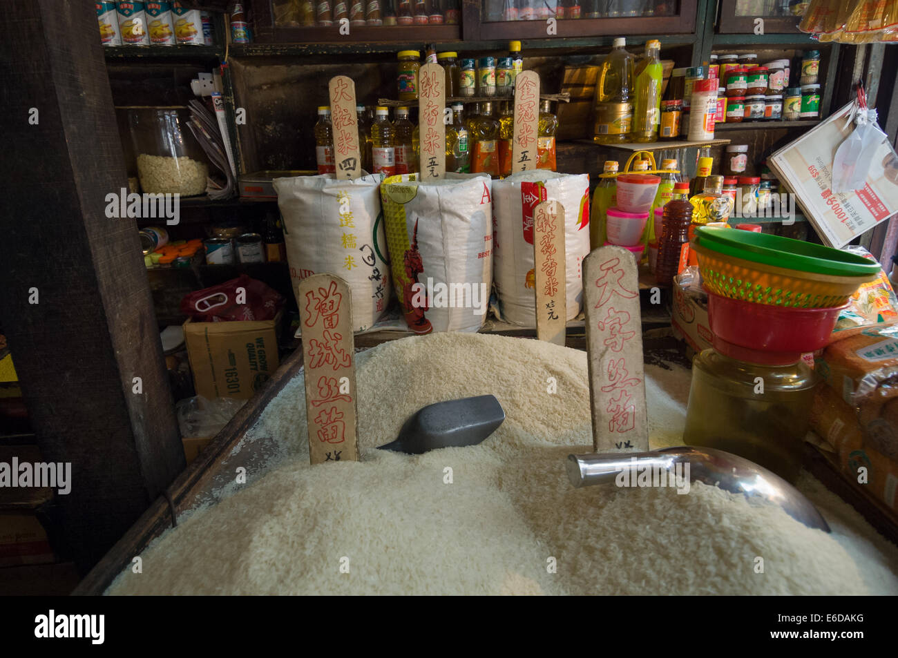 Il riso per la vendita in un cinese tradizionale fruttivendolo, Isola di Hong Kong, Hong Kong, Cina Foto Stock