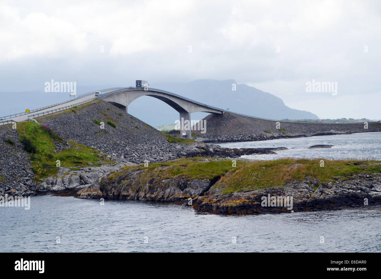 Il 8.5 Km Atlantic Road vicino a Kristiansund unisce le molte isole insieme per fornire questa lunghezza della strada non protetti Foto Stock