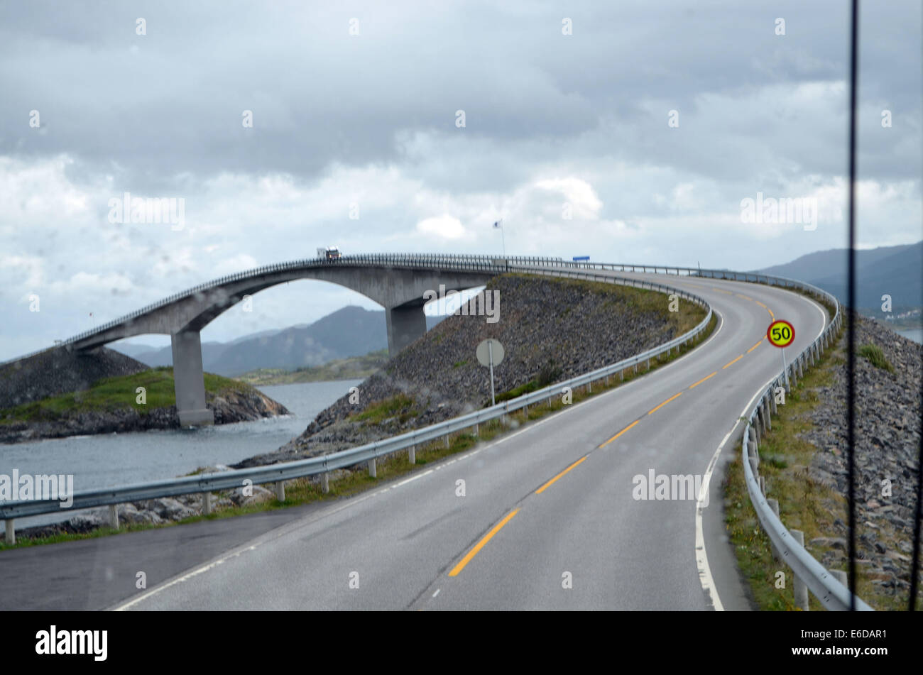 Il 8.5 Km Atlantic Road vicino a Kristiansund unisce le molte isole insieme per fornire questa lunghezza della strada non protetti. Foto Stock