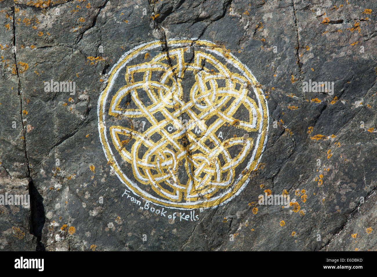 Un illustrazione del Libro di Kells su una roccia a Iona e Mull off, Scotland, Regno Unito. Foto Stock
