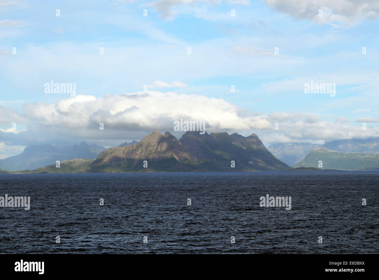 Il battello prosegue oltre le isole a nord di Trondheim, viaggiando attraverso la regione artica, la terra del sole di mezzanotte Foto Stock